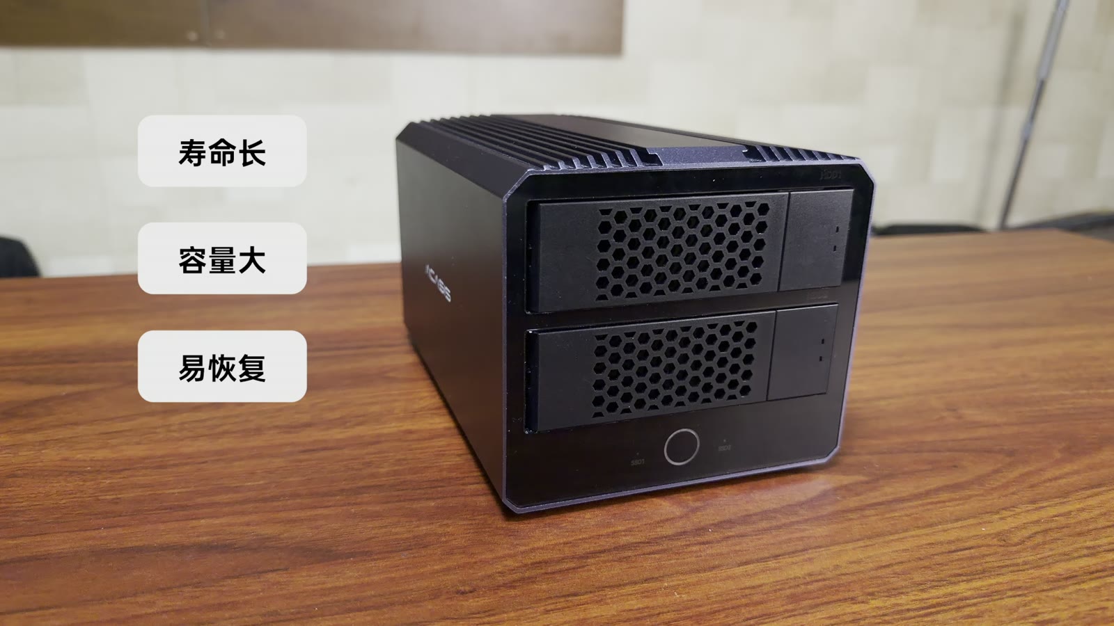冷热数据分离设计：上方 SATA 放冷数据，下方 M.2 放热数据