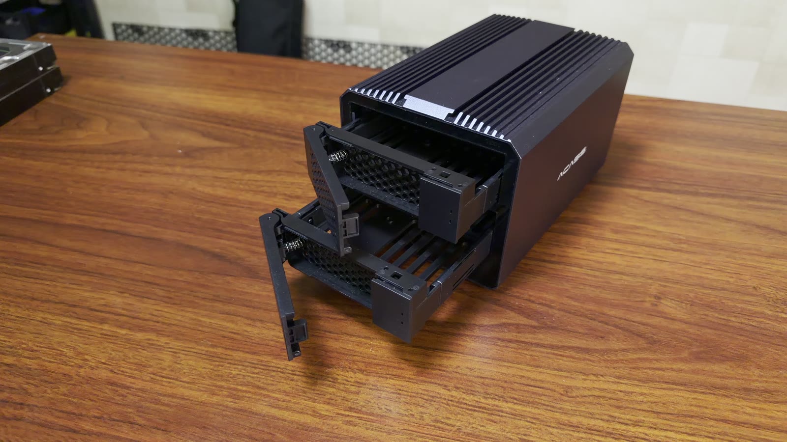 SATA 托架抽出后的结构