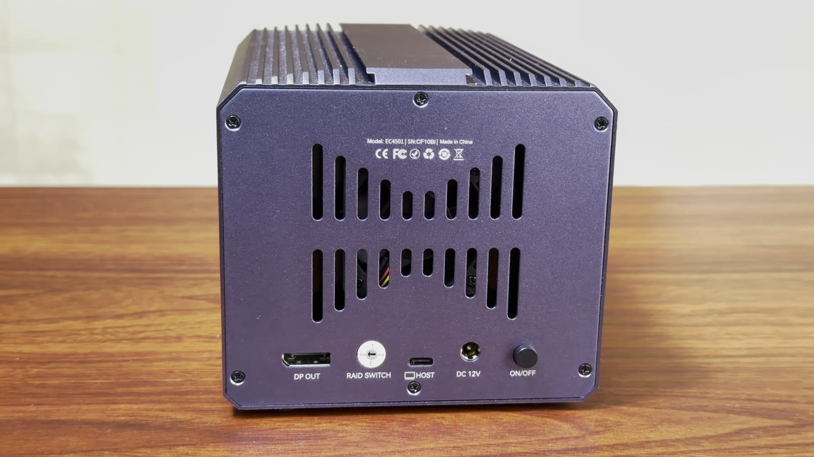 背部接口：DP OUT、RAID SWITCH、USB-C HOST 和 DC 12V