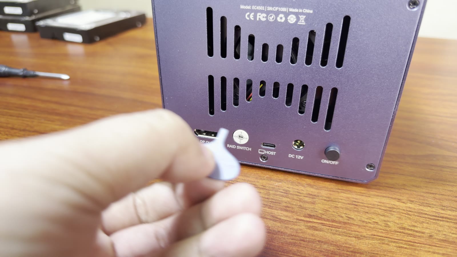 背部 RAID SWITCH 旋转拨码