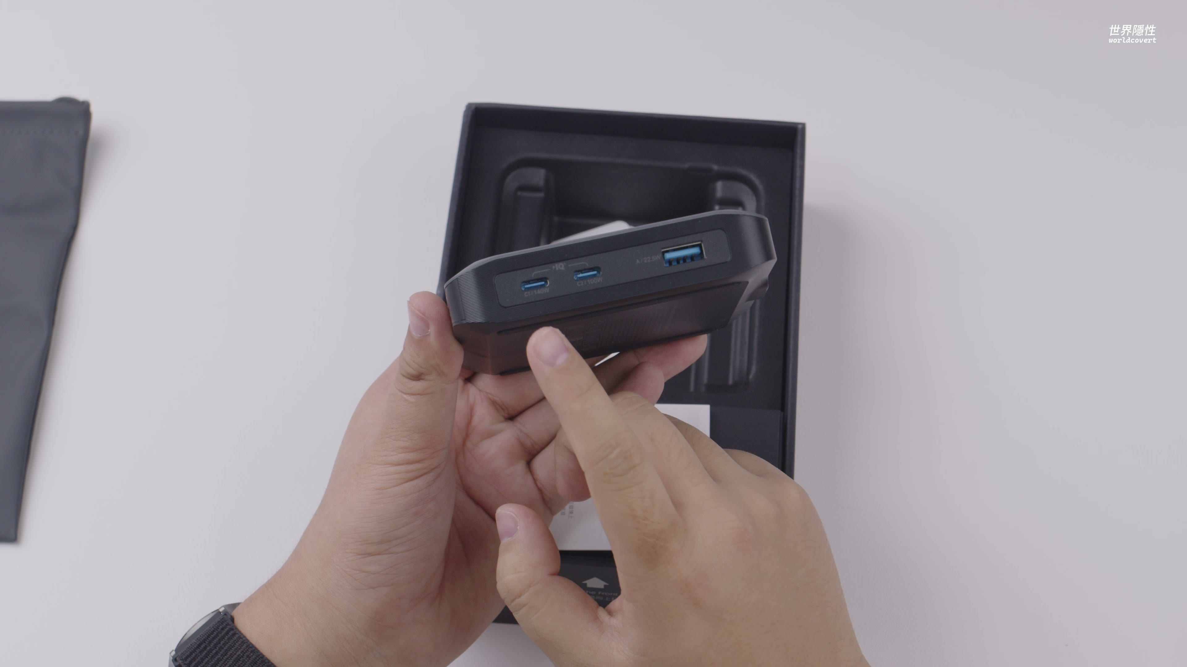 A110A 磁吸底座的 USB-C 和 USB-A 接口,底座本身也能作为桌面充电系统的一部分