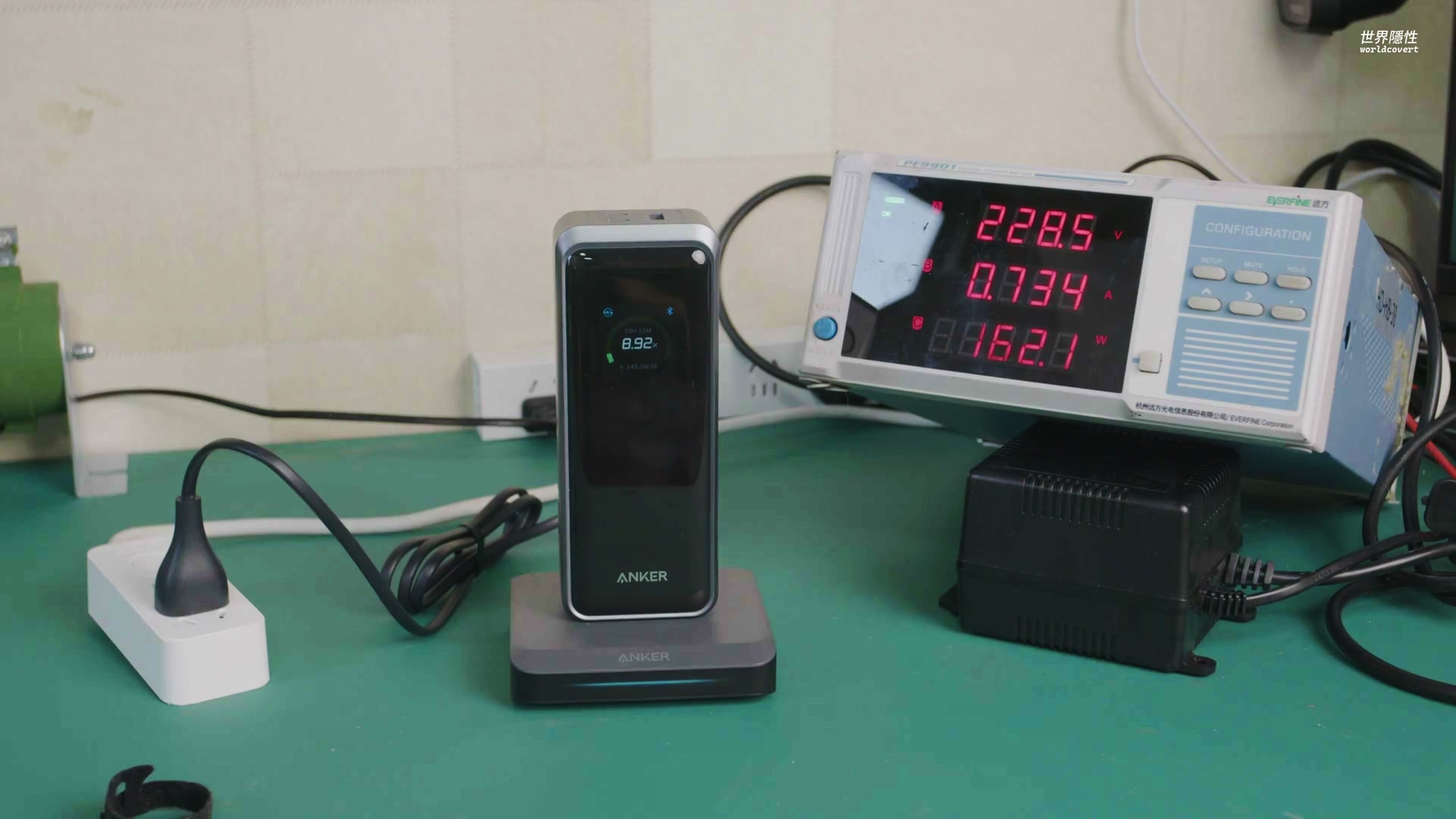 底座触点 150W 输入测试,实验台读数显示输入侧约 162W,A110A 屏幕显示电池正在高功率充电