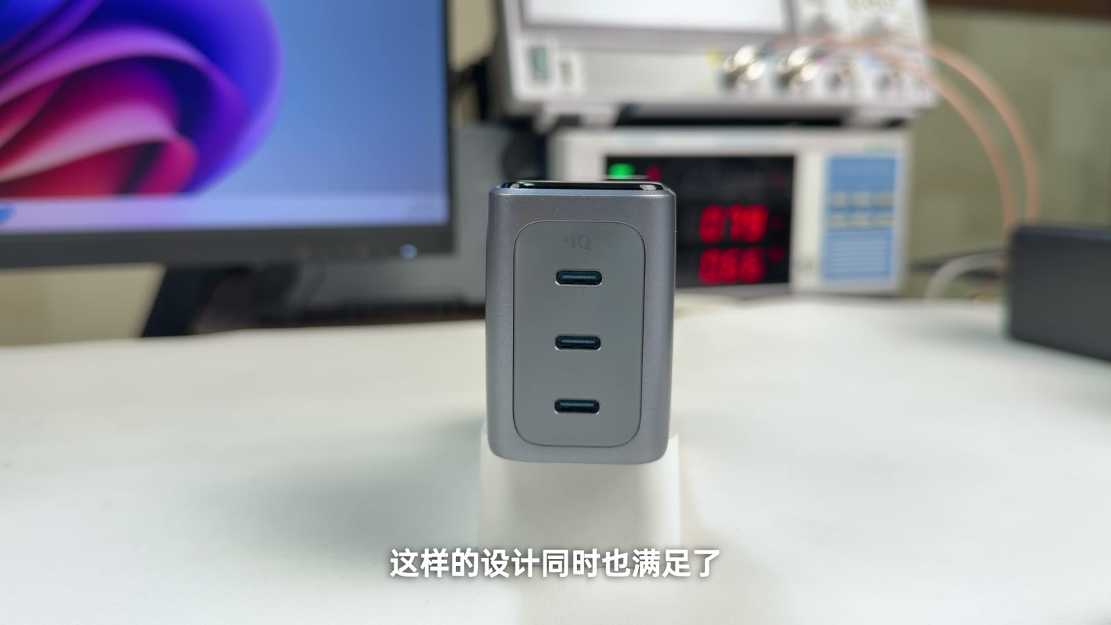 安克智显充 Pro 160W 三个 USB-C 口外观