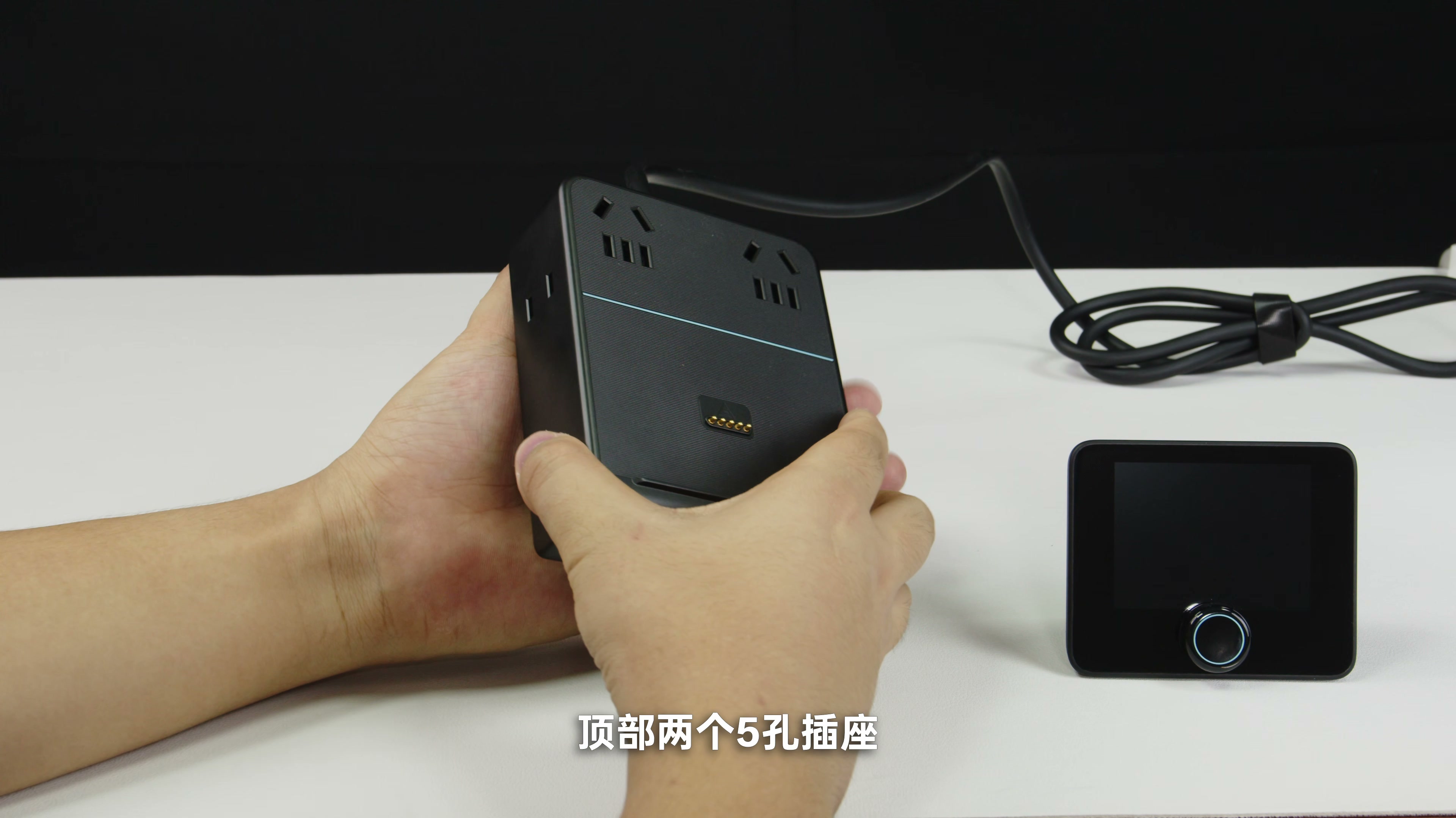 酷态科 10 号电能基站顶部两个五孔插座、侧面两孔插座和可拆万象屏