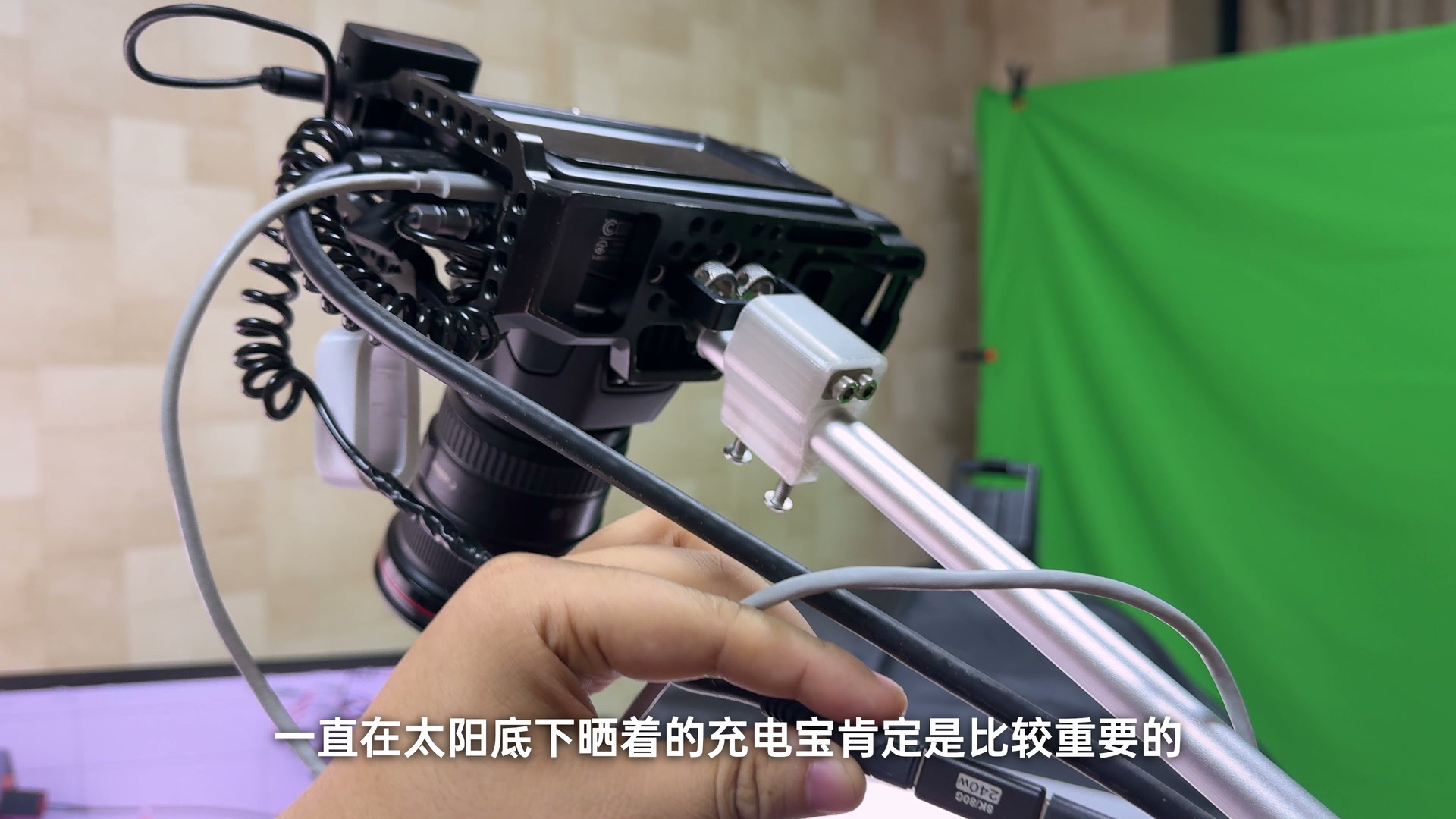 酷态科 15 号 Ultra 为外拍相机系统供电，重度使用场景比普通手机补电更考验稳定性