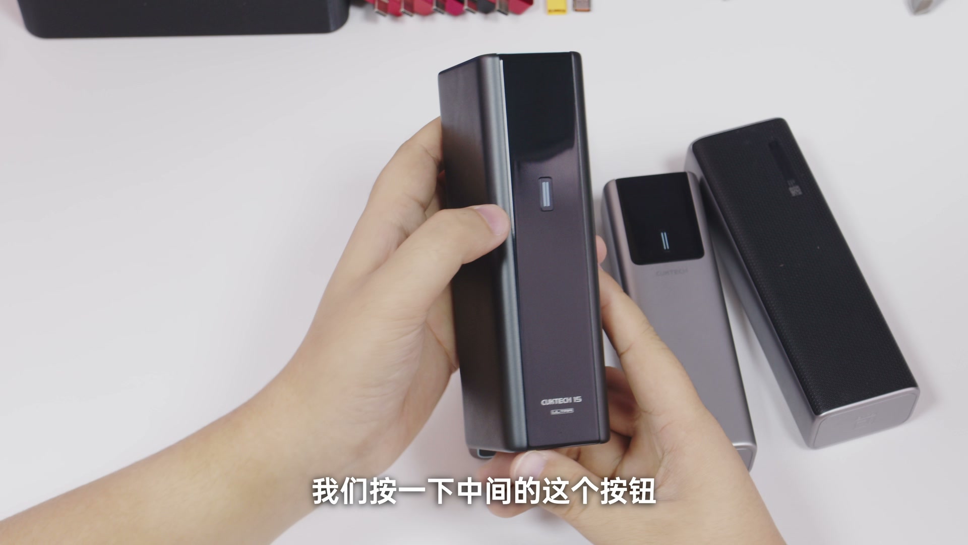酷态科 15 号 Ultra 屏幕和模式按键，可查看接口功率并切换输入输出模式