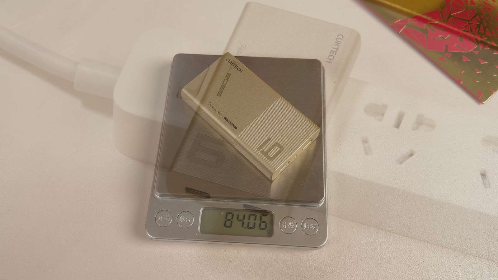 酷态科 6 号卡片充电器重量和体积对比