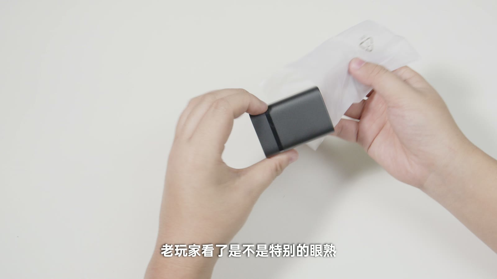 酷态科 6 号充电器 Mini 细长柱状机身