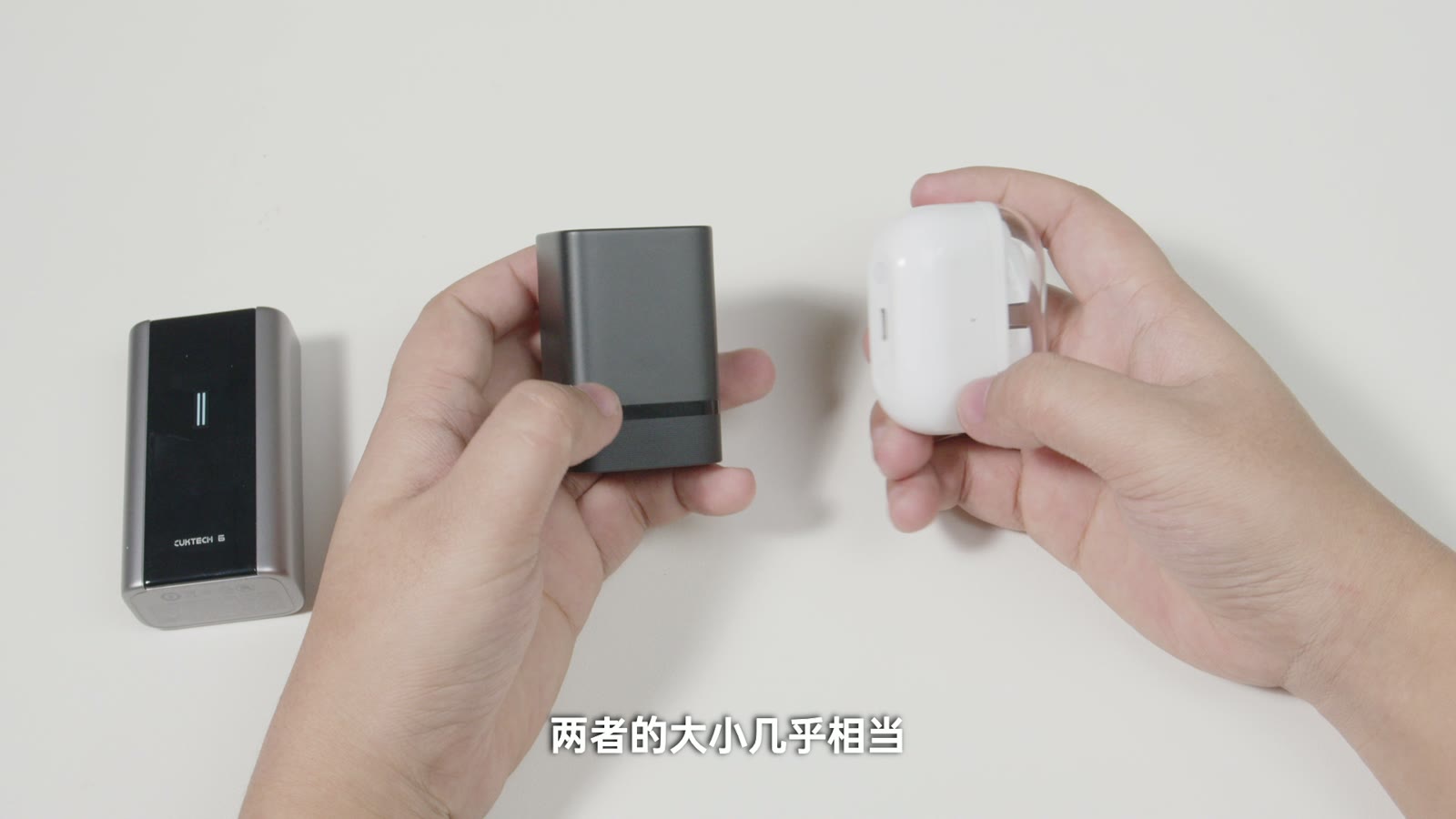 酷态科 6 号充电器 Mini 和耳机盒体积对比