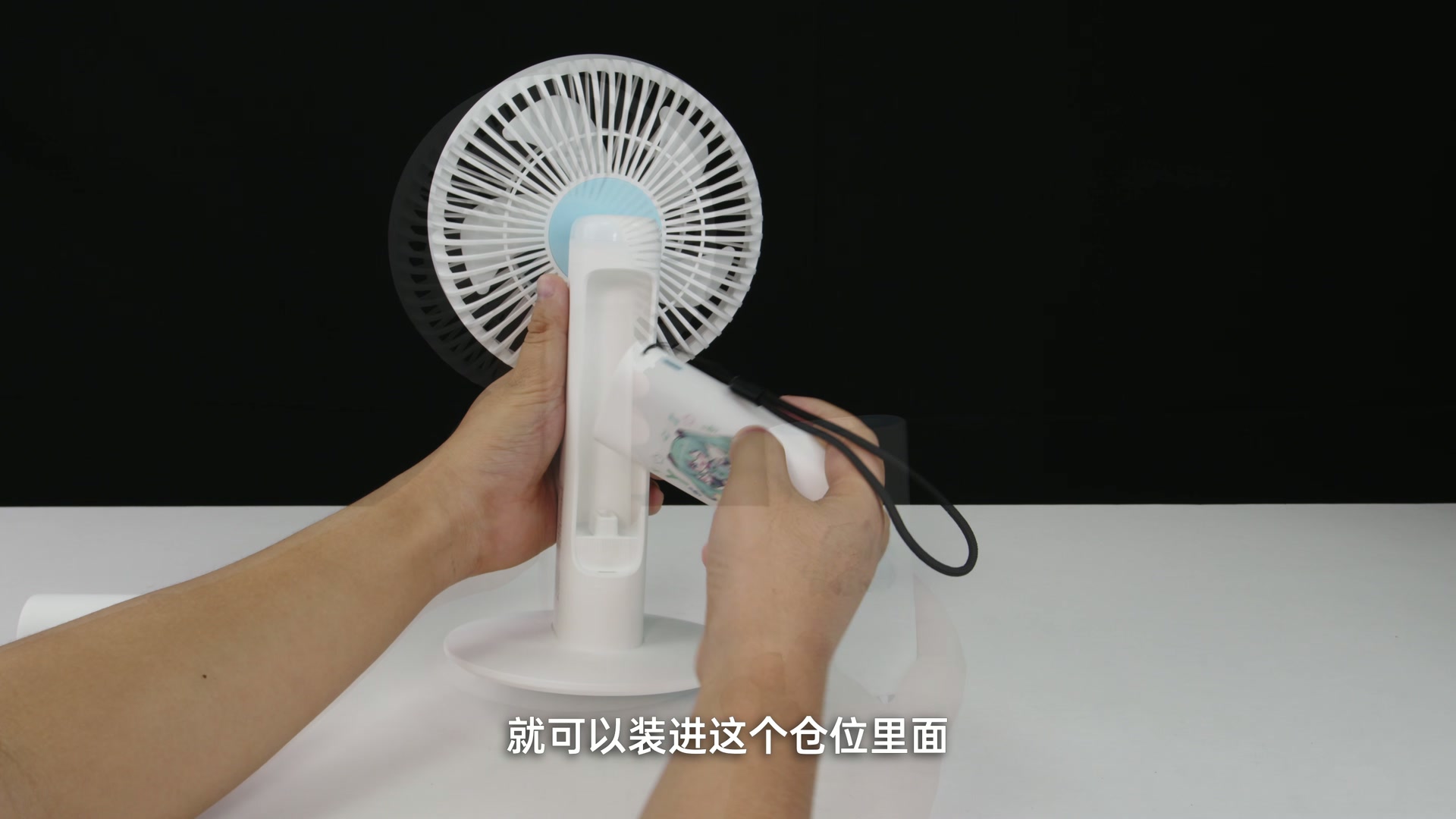 将酷态科 CP13 Power Pin 电能块装入桌面模块风扇背部仓位