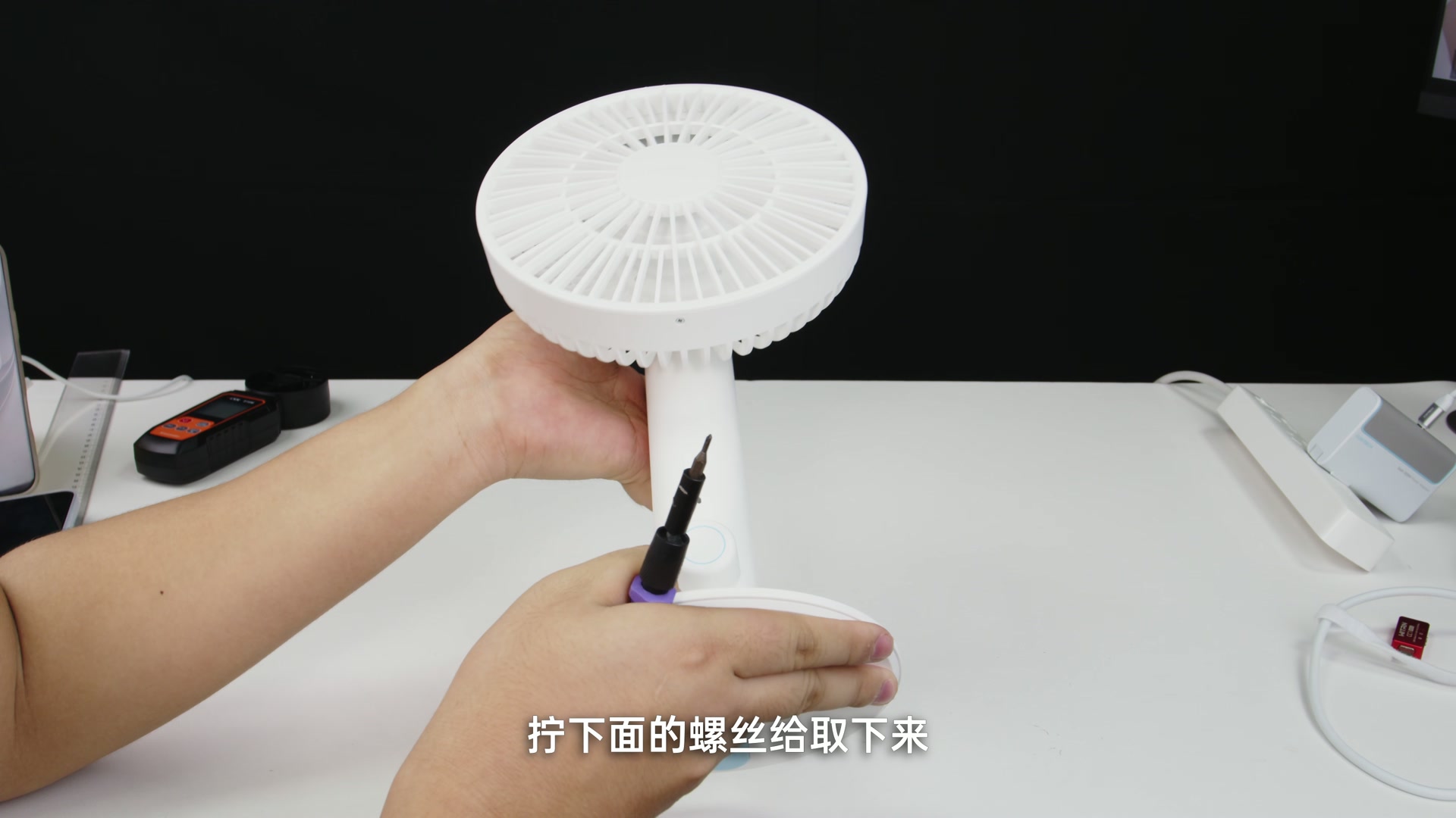 拆下酷态科 CP 桌面模块风扇前网罩以清洁扇叶