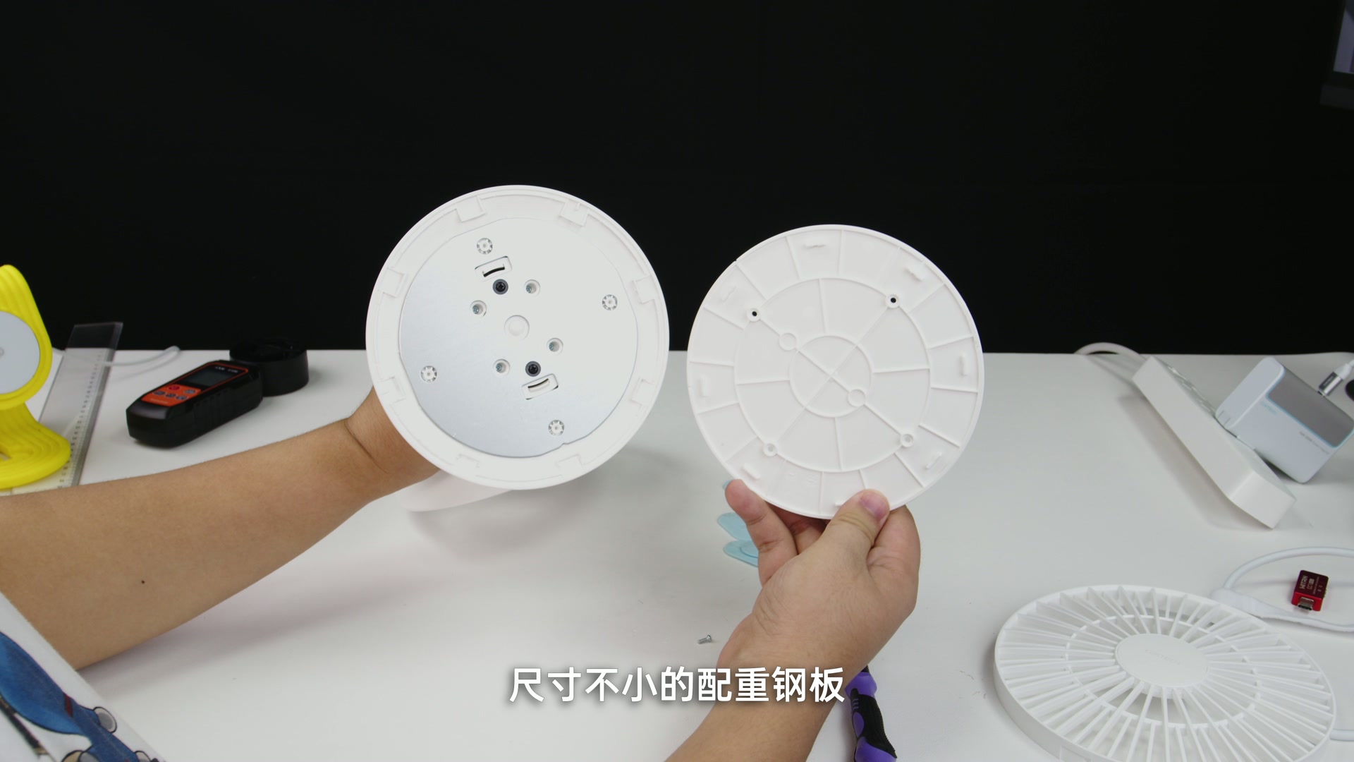 酷态科 CP 桌面模块风扇底座内部的配重钢板