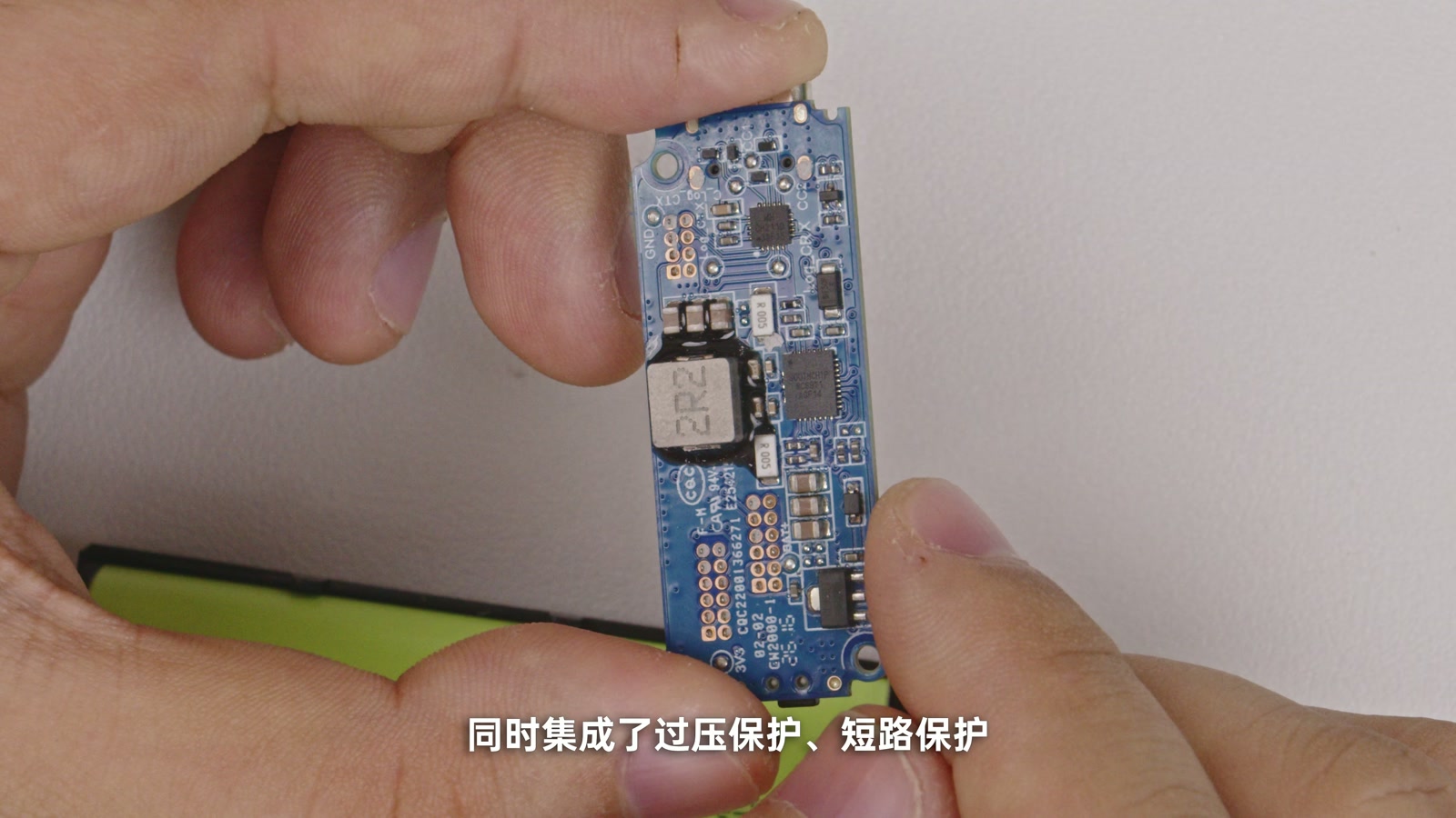 酷态科 CP13 电能块主电源板上的 2R2 电感、SC8911 等器件