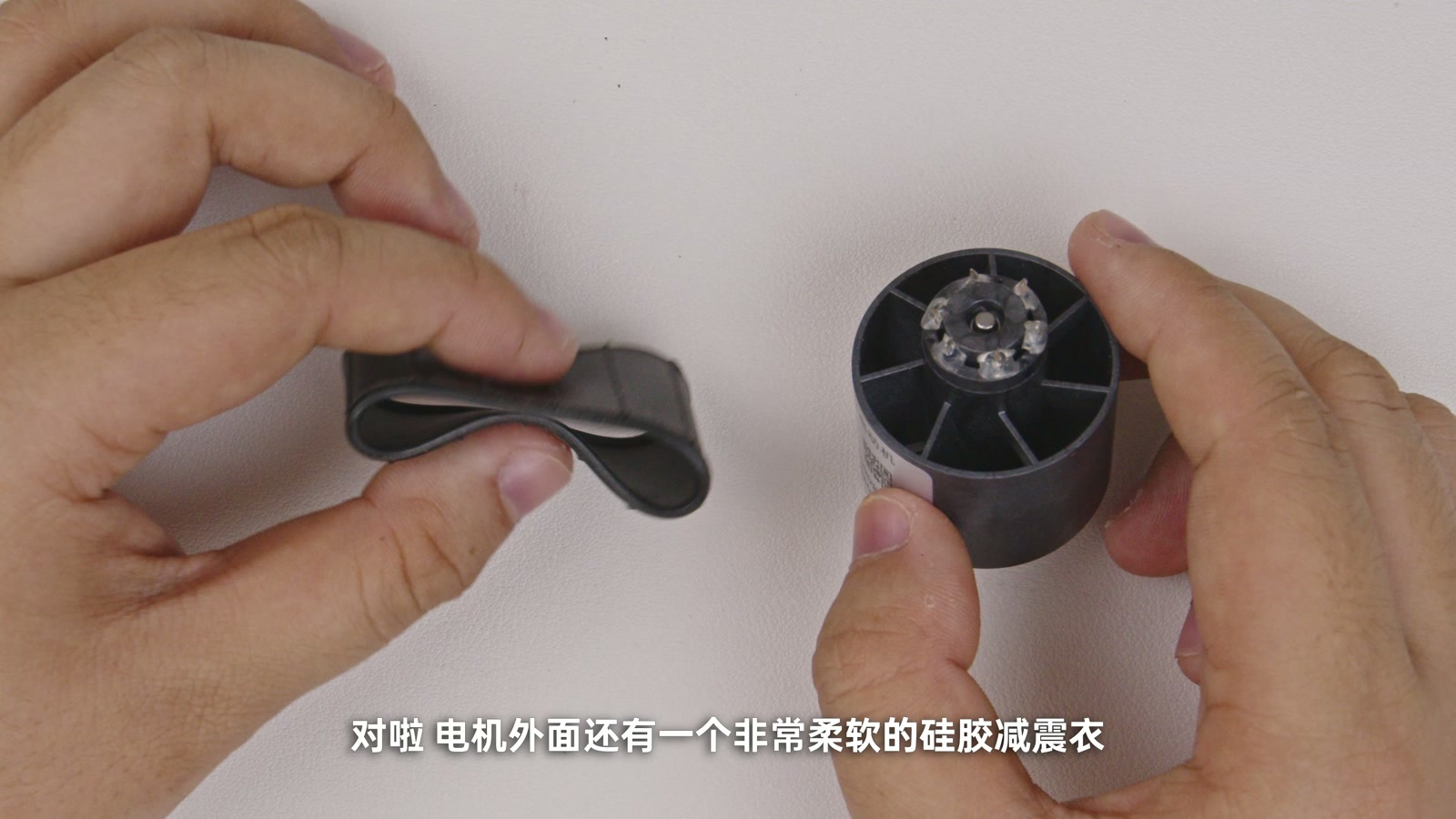无刷电机外侧的柔软硅胶减震套与风道结构