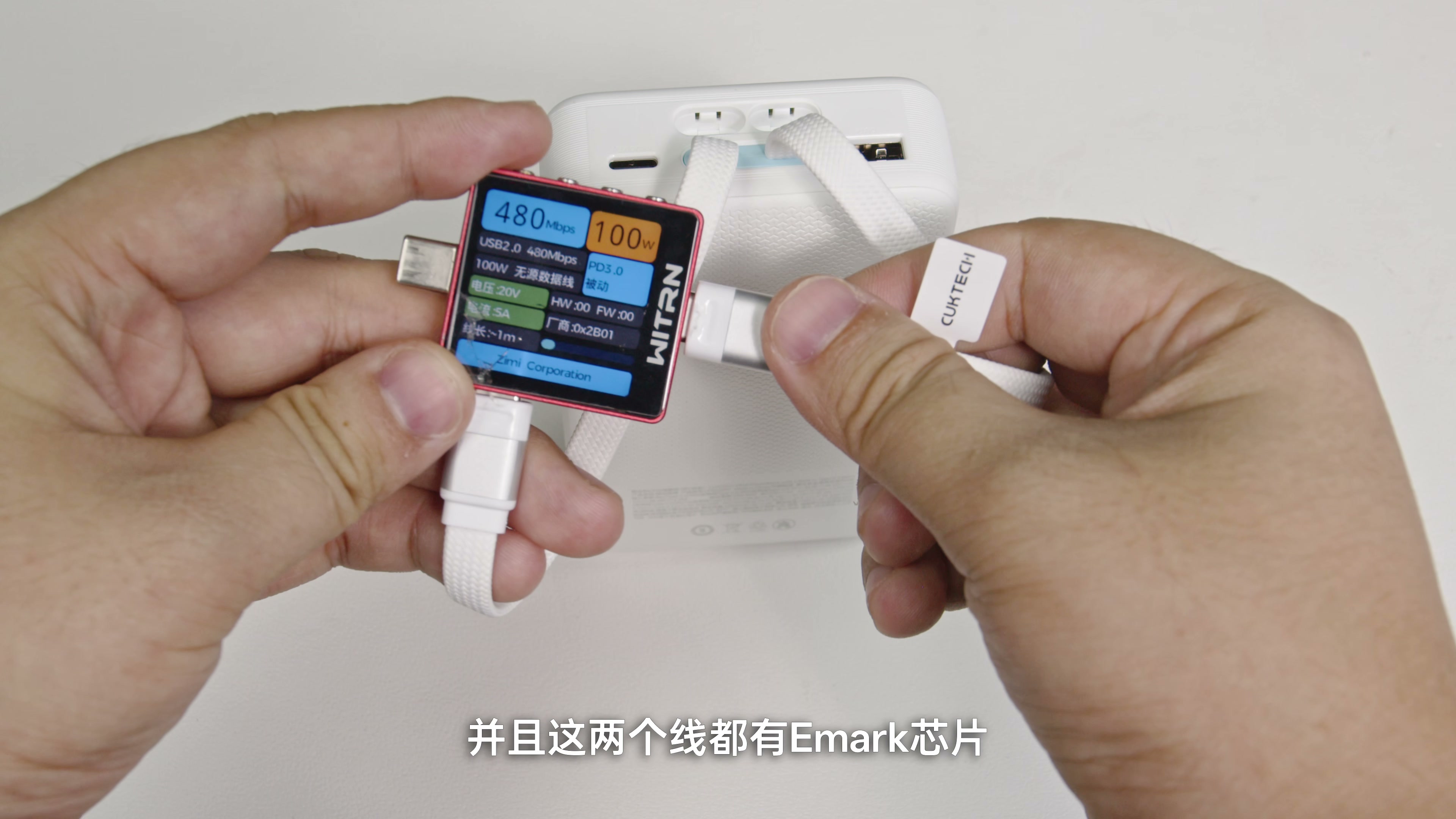 酷态科 CP25 的 C1、两根自带 USB-C 线和 USB-A 四个输出位置