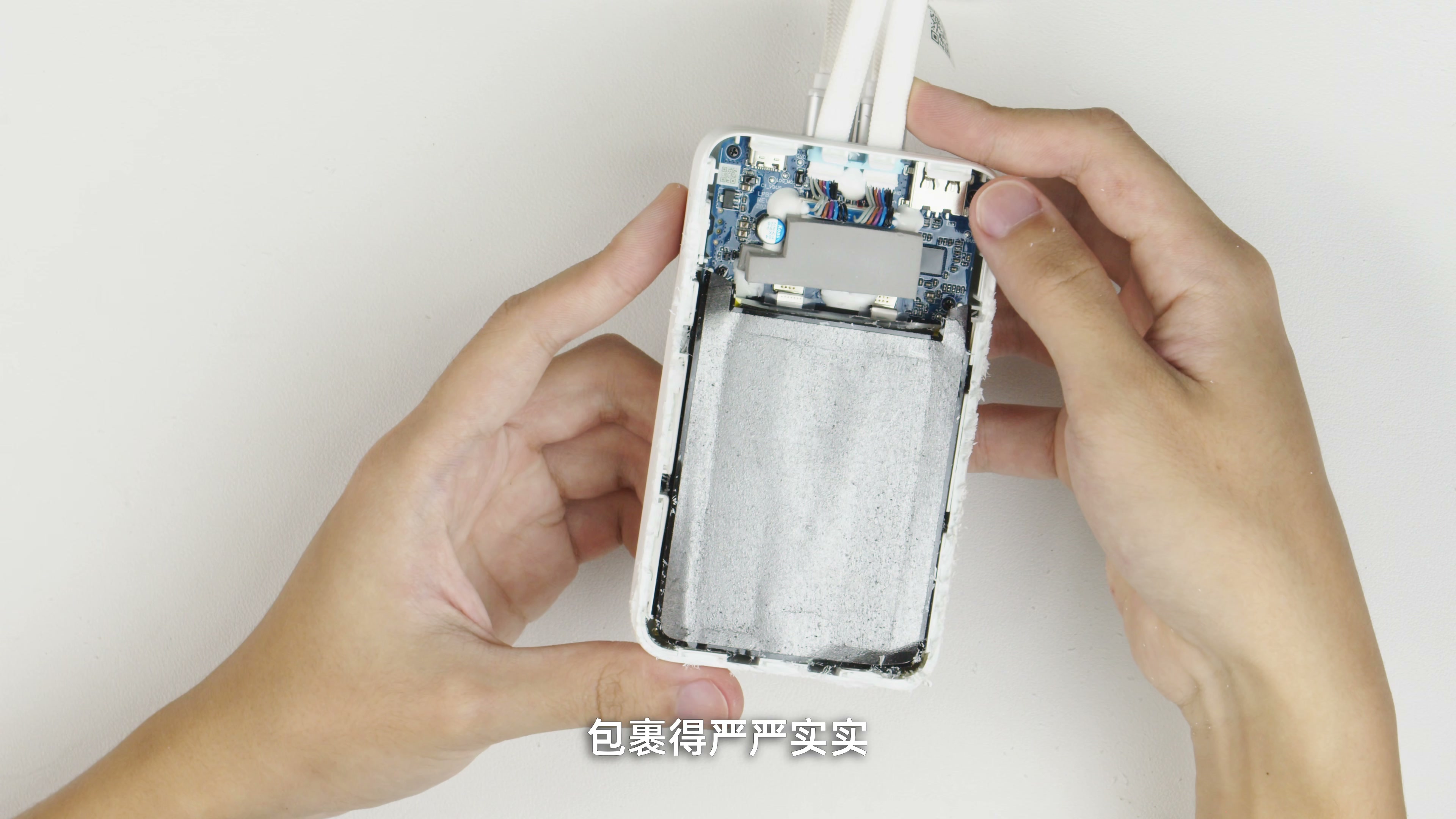 酷态科 CP25 破坏性拆解后可见密集外壳卡扣和电芯安全距离