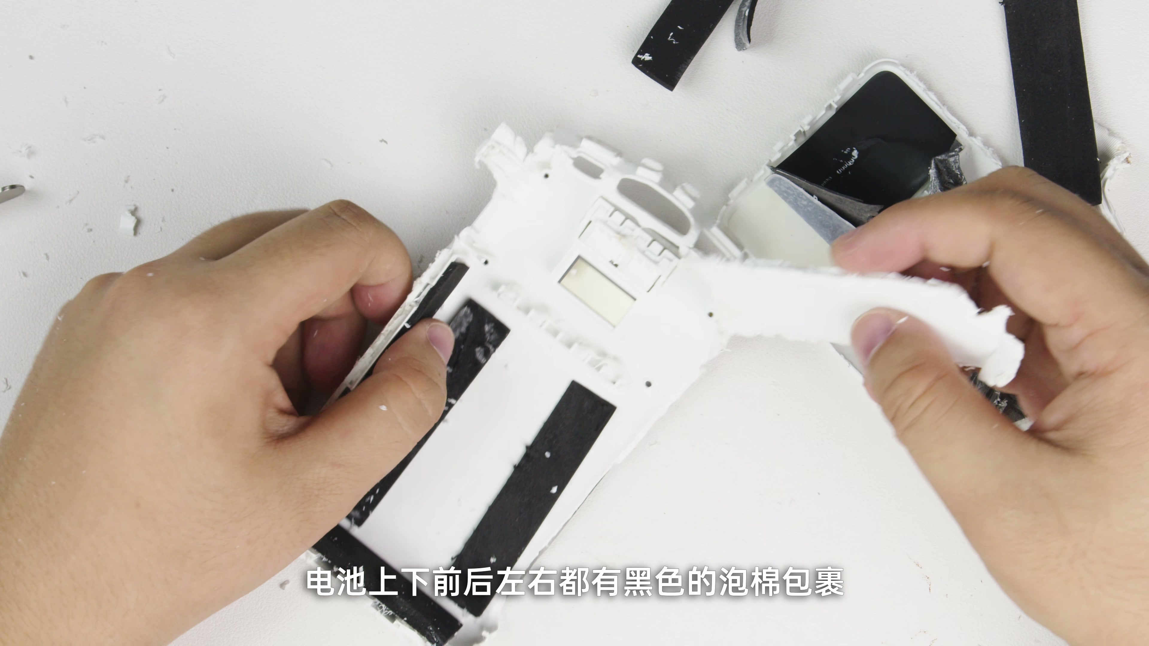 酷态科 CP25 内部电芯四周的黑色缓冲泡棉与固定结构