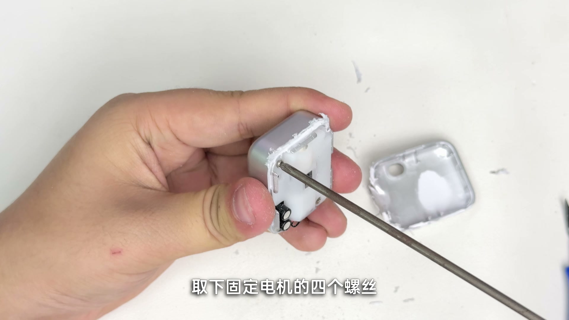 拆开外壳并取下固定螺丝，可以看到电机、减速箱和齿轮齿条机构