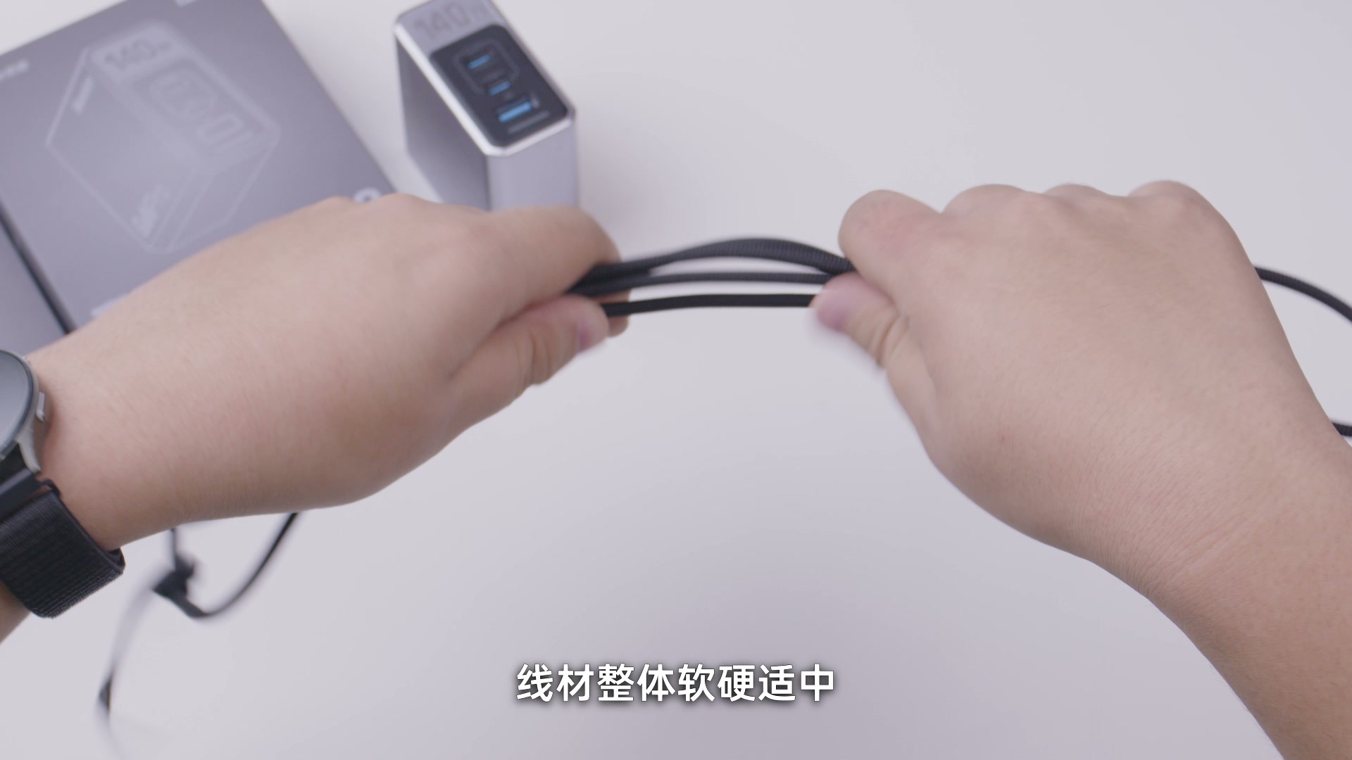 套装内 1.5 米 240W USB-C 线,支持 5A 电流和 E-marker 识别