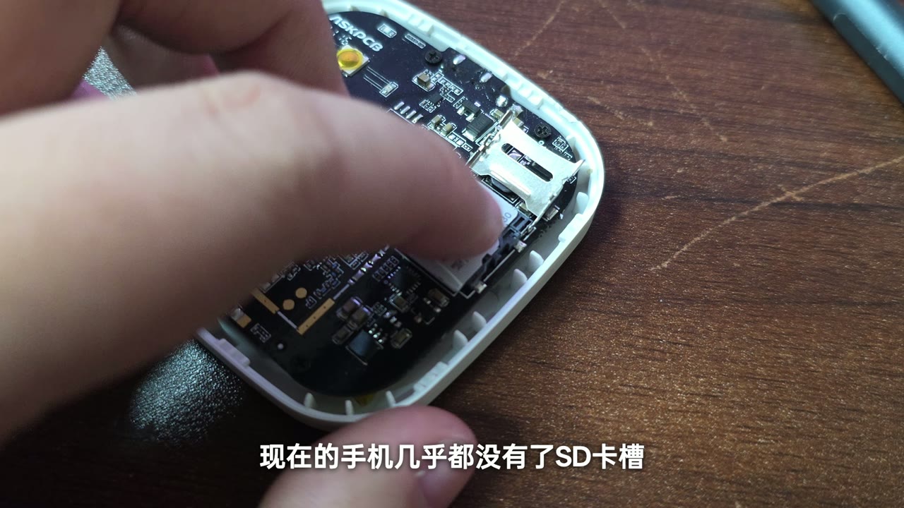 手机没有 SD 卡槽时,它还能当无线读卡器救急