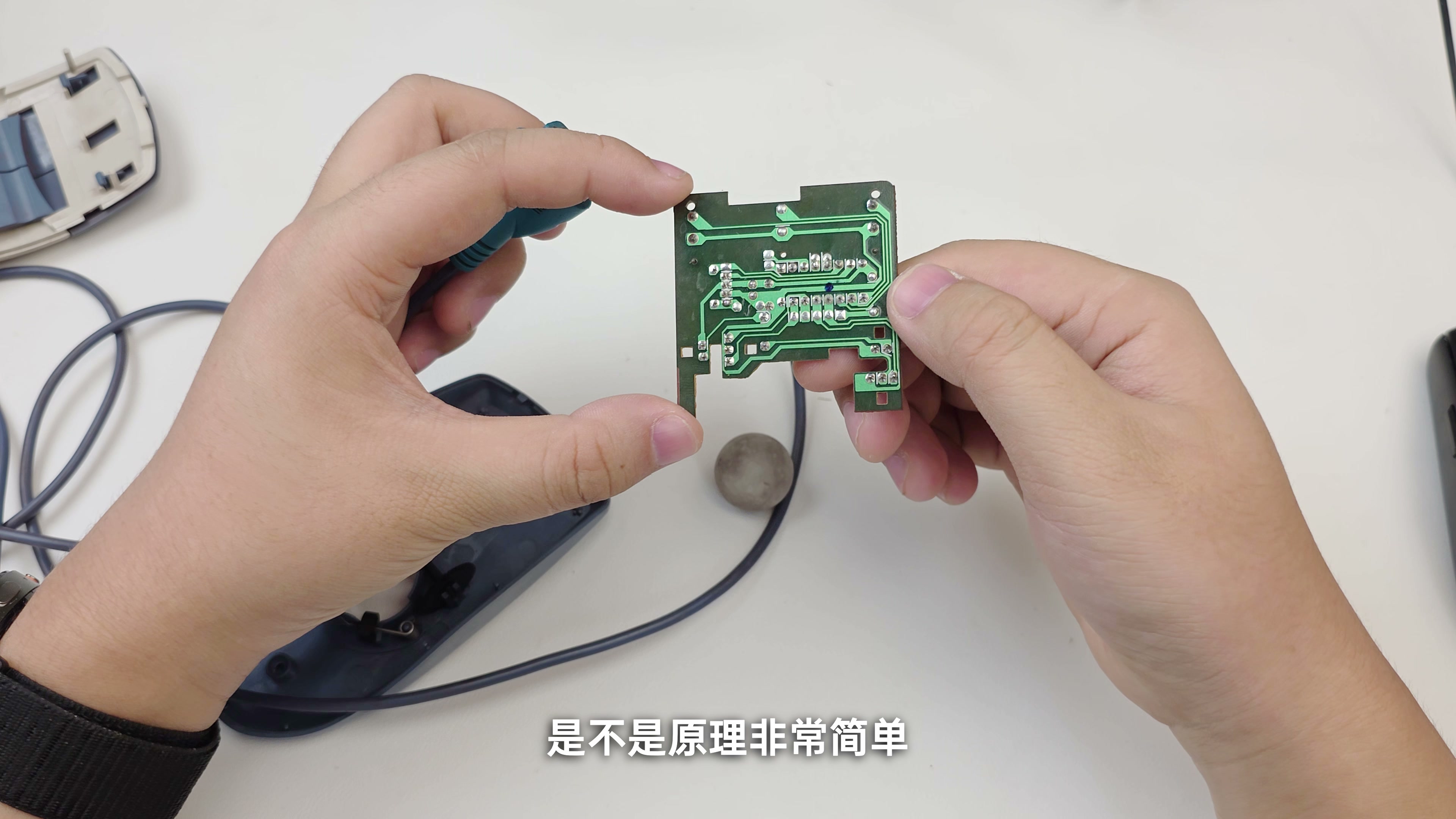 Windows 11 中 USB 转串口默认只是 COM 口,不一定会主动枚举成串口鼠标
