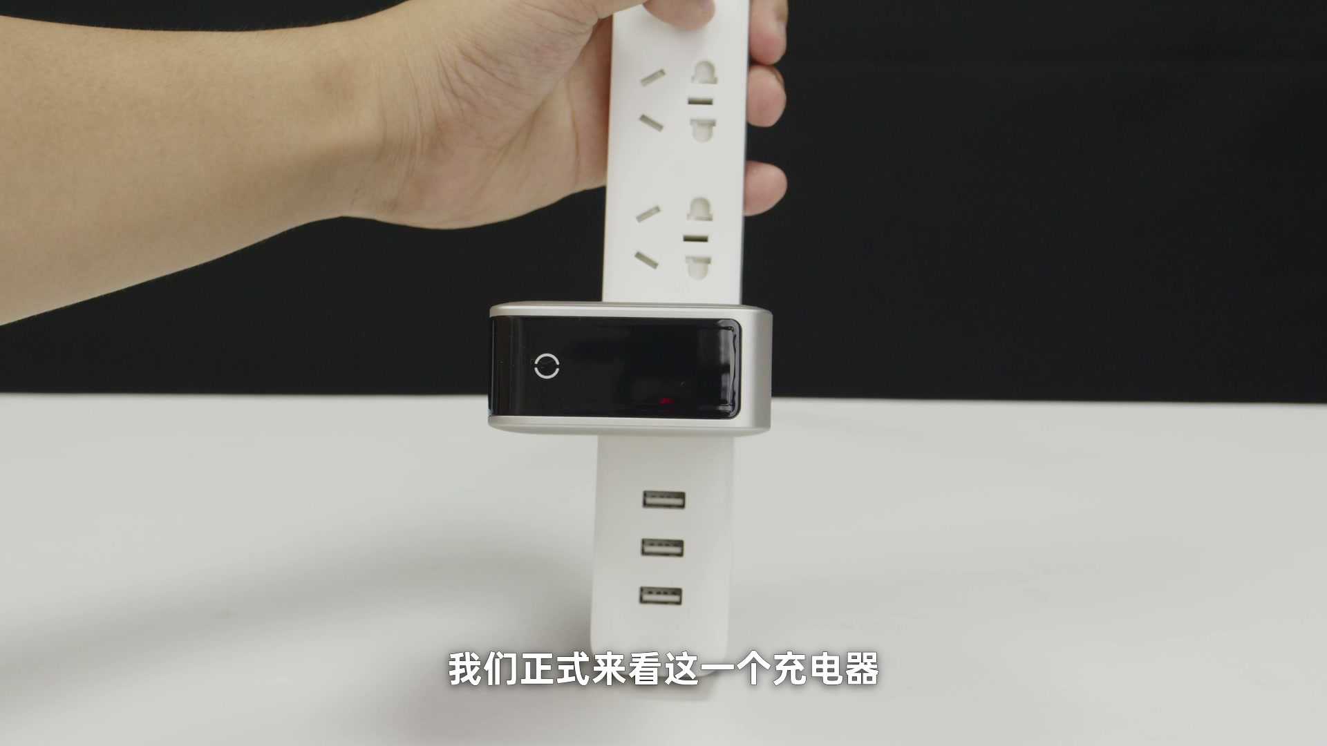 绿联速显充 160W 的四个 USB-C、一个 USB-A 与屏幕布局